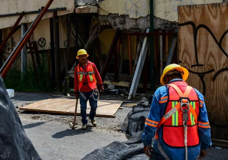 Workers preprare to demolish Enrique Rebsamen elementary school in Mexico city, on August 20, 2018.The school collapsed during t