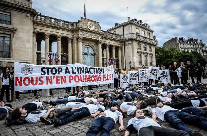 Activists stage a &quot;die-in&quot; on June 4, 2019 to denounce the air quality outside the French National Assembly in Paris