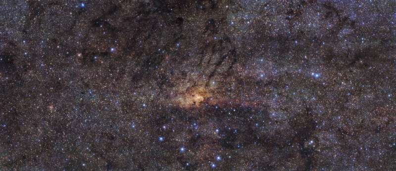ESO telescope images stunning central region of Milky Way, finds ancient star burst