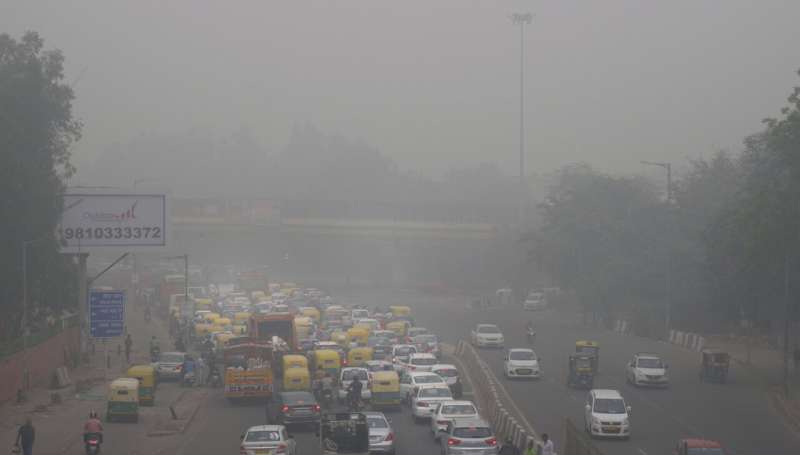 India's capital restricts cars as people choke in dirty air