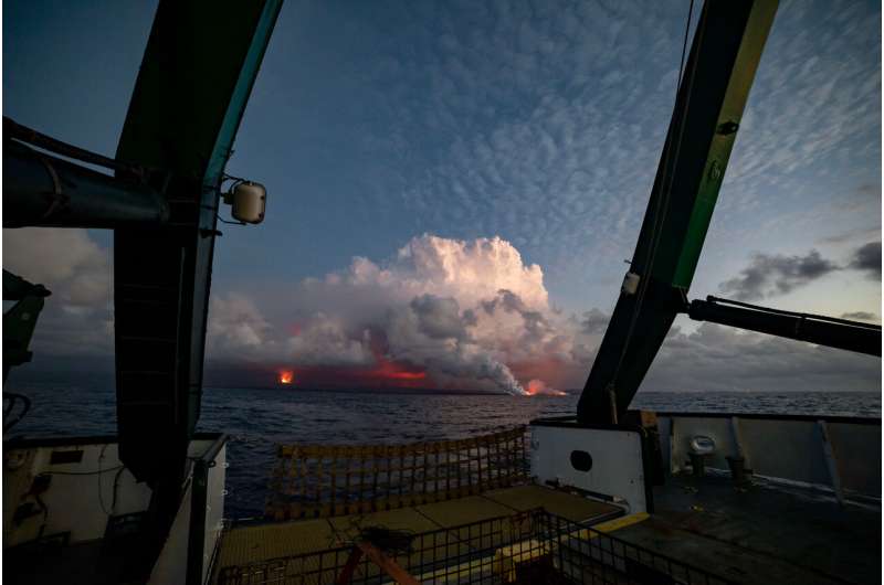 K&amp;#299;lauea lava fuels phytoplankton bloom off Hawai'i Island