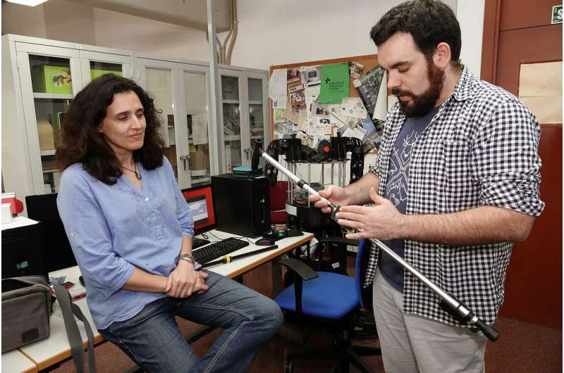 Mechanized cane measures patients' rehabilitation process without noticing it