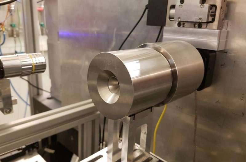 New device squeezes samples with 1.6 billion atmospheres per second
