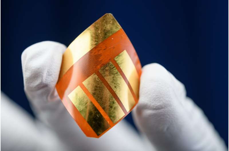 Researchers chart path to cheaper flexible solar cells