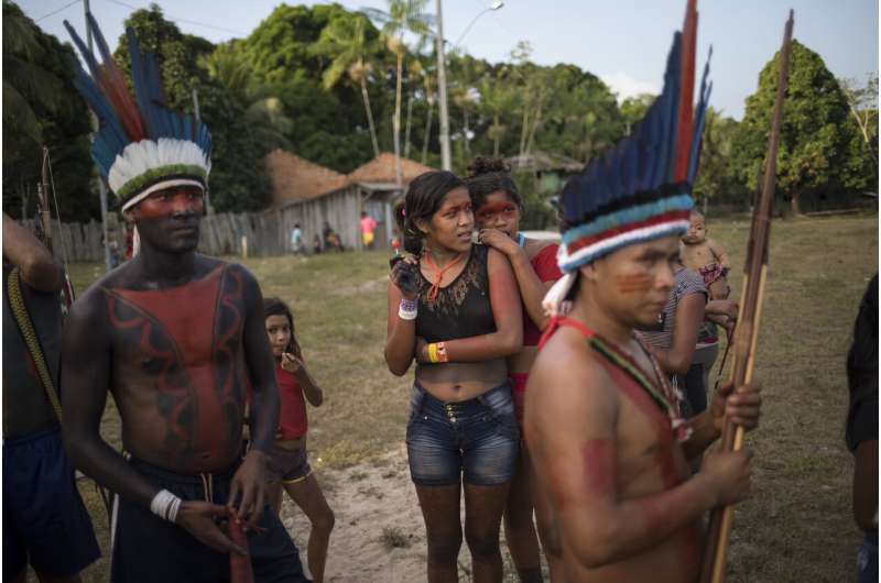 Arrows and smartphones: daily life of Amazon Tembe tribe