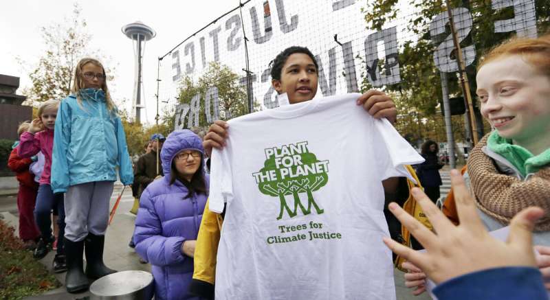 Young Americans' lawsuit on climate change faces big hurdle