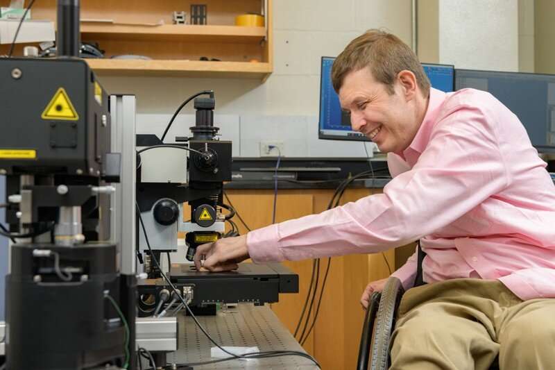 New microscope with dual capabilities supports multitude of studies