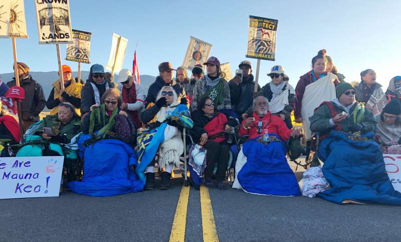 Police arrest Hawaiian protesters trying to block telescope