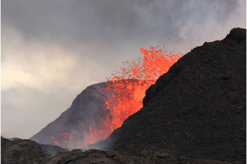 The 'universal break-up criterion' of hot, flowing lava?