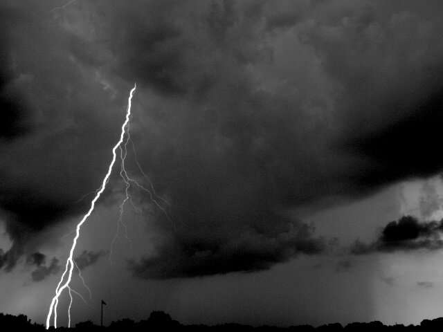 Researchers find unusual phenomenon in clouds triggers lightning flash