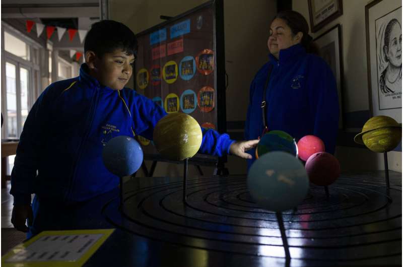 Blind children in Chile get solar eclipse experience