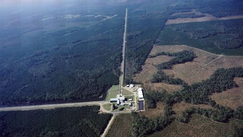 Gravitational wave detectors might be able to detect dark matter particles colliding with their mirrors