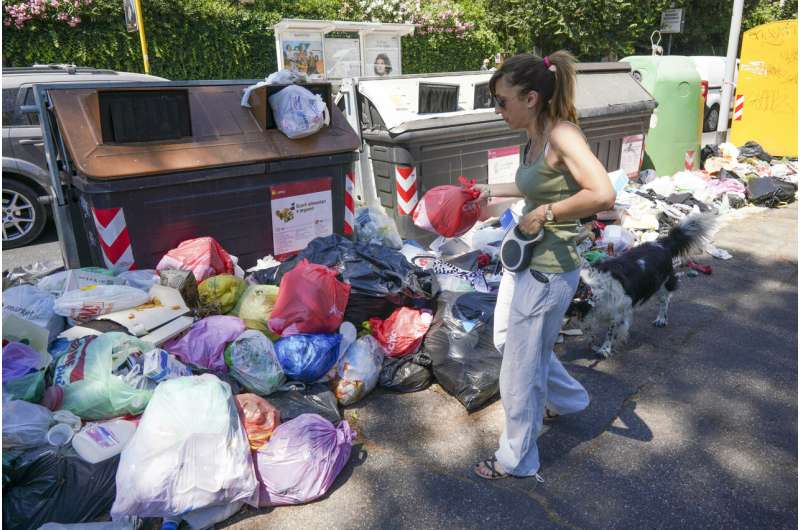 Rome doctors warn of health hazards from city's garbage woes