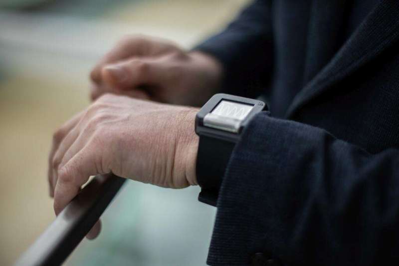 Smart wrist-worn device can alert about dangerous health conditions