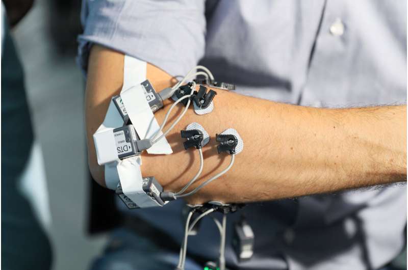 A smart artificial hand for amputees merges user and robotic control