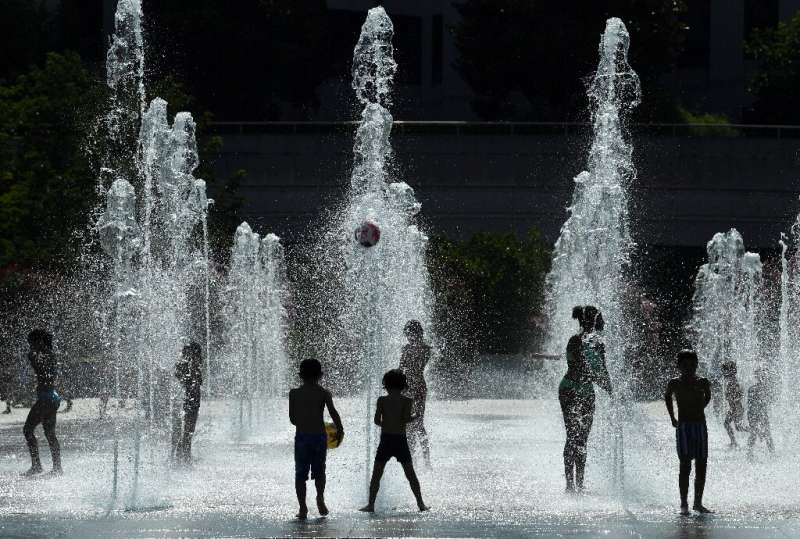 Advice on how to stay cool and hydrated during the heatwave is being circulated in France and other countries