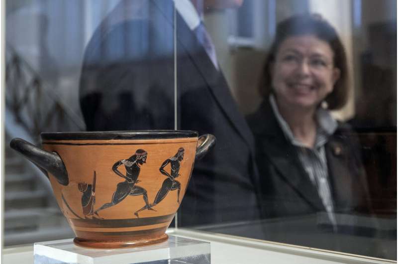 Ancient cup given to 1st marathon victor returned to Greece