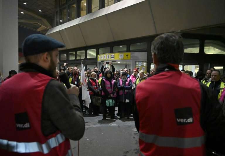 A warning strike took place on Monday morning at Berlin's two airports, forcing the cancelation of about 50 flights.