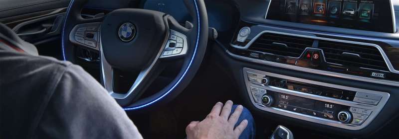 BMW puts traffic light recognition to the test