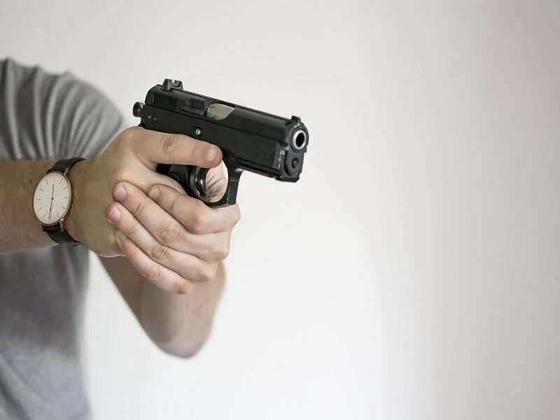 联邦、州法律背景调查一起减少青少年枪支携带