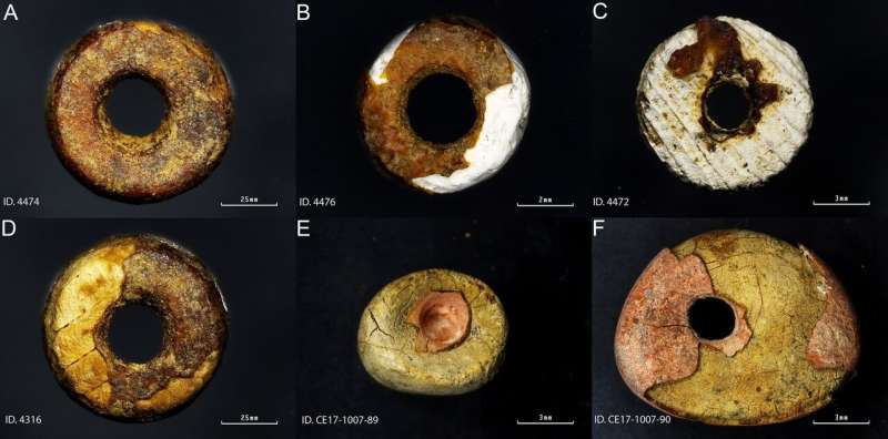 First examples of Iberian prehistoric 'imitation amber' beads at gravesites