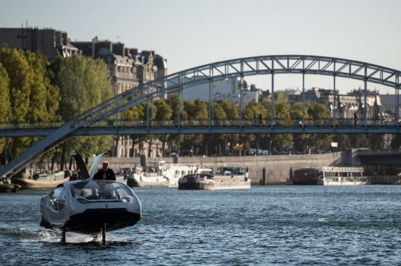 'Flying' river taxi tests Seine waters in Paris