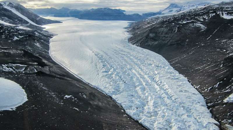Glacier ‘tree rings’ could hold clues for planet’s future