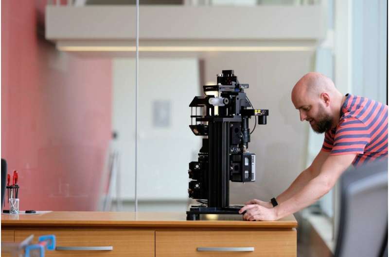 Have microscope, will travel: New tech project links Madison, Boston scientists
