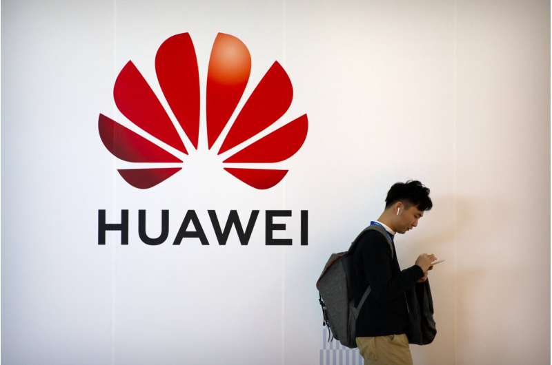 Huawei giving employees bonus for coping with US sanctions