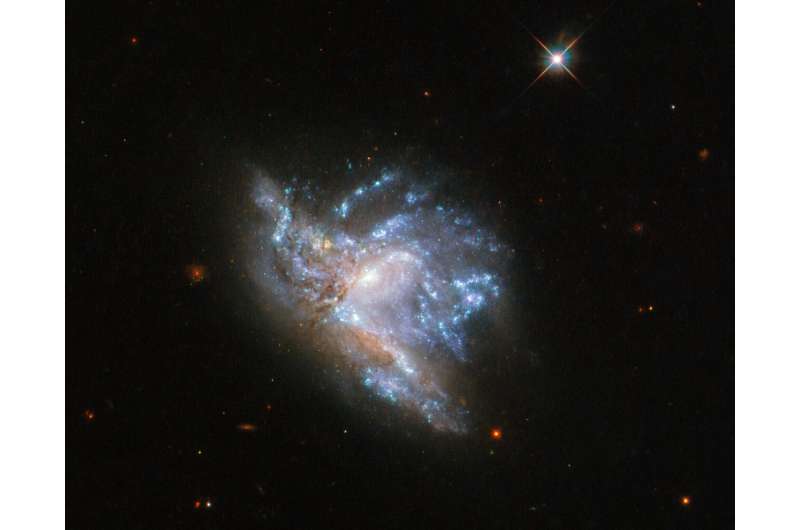 Hubble's dazzling display of 2 colliding galaxies