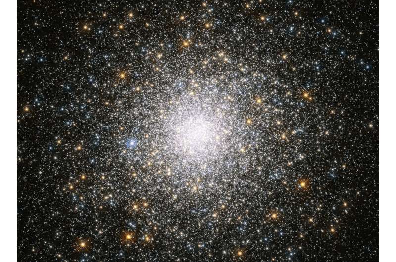 Hubble snaps a crowded cluster
