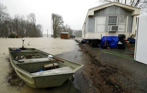 In Mississippi backwater, flood rises after weeks of waiting