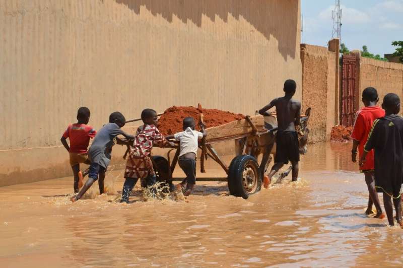 In Niamey, locals struggle to save what remains of the capital's hardest hit areas