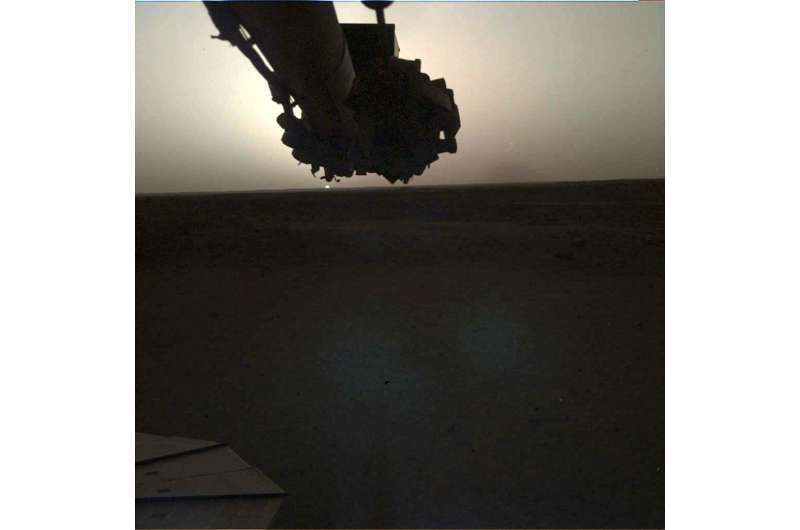 **InSight captures sunrise and sunset on Mars
