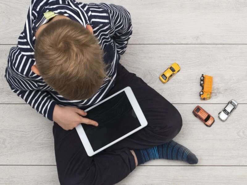 Kids &amp;amp;#43; gadgets &amp;amp;#61; less sleep and more risk for unwanted weight