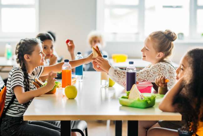 孩子们遇到食物不安全饮用更多的含糖饮料，夏天少吃水果