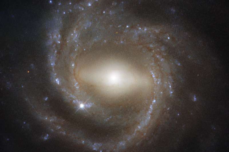 Mature galaxy mesmerizes in new Hubble view