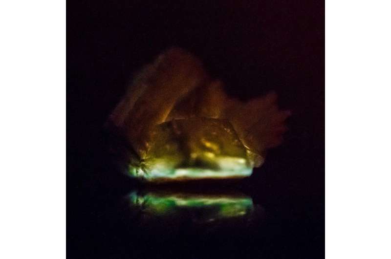 NYUAD researchers achieve solid state thermochemiluminescence with crystals