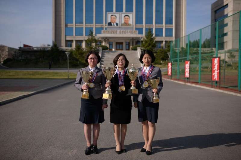 Photo prise le 17 avril 2019 montrant les trois concurrentes nord-coréennes (de G à D: Kim Su Rim, Pang Un Sim et Ri Song Mi) au