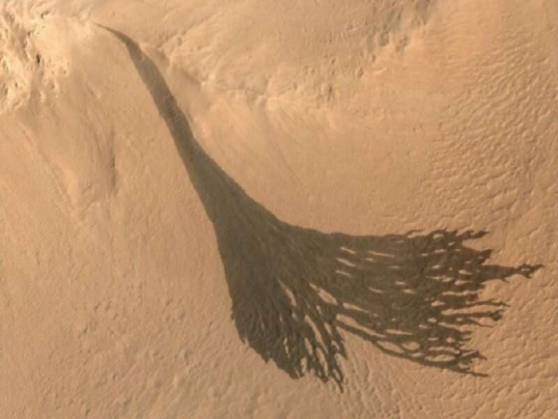 Planetary scientists continue to puzzle over the mysterious slope streaks on mars. Liquid? Sand? What’s causing them?