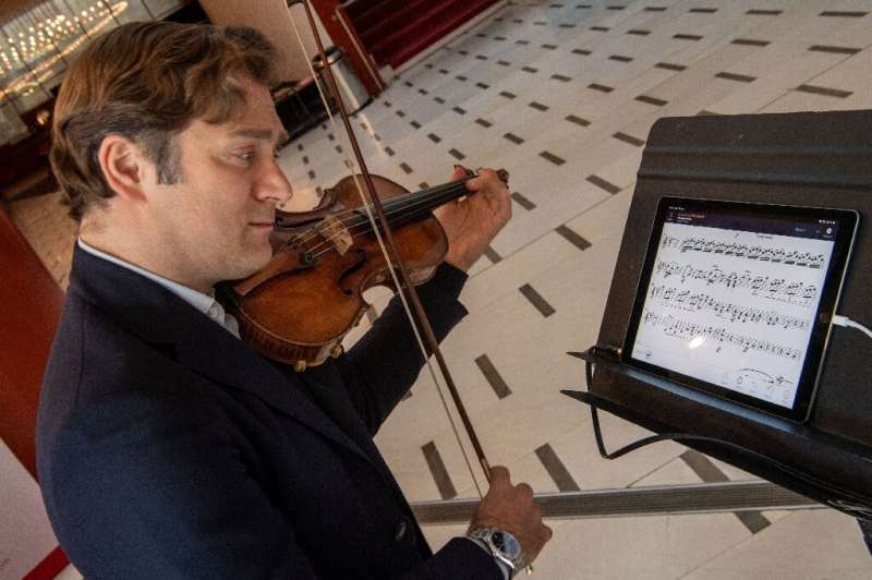 Renowned violinist Renaud Capucon uses the NomadPlay, which can remove any instrument from playback as desired, allowing the hom