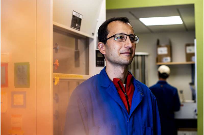 Researcher tests the lifespan of c. elegan worms to understand how the brain dictates age