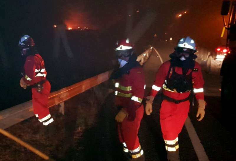 Some 250 firefighters and soldiers are battling a huge fire on the Spanish holiday island of Gran Canaria