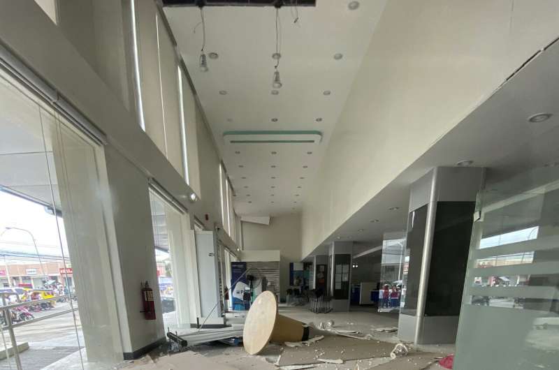 Strong quake sends people out of malls in south Philippines