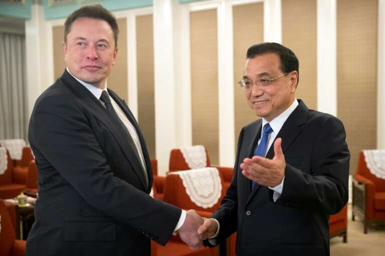 Tesla CEO Elon Musk (L) was offered a Chinese 'green card' by Premier Li Keqiang