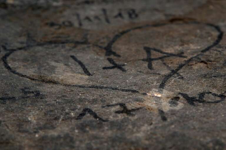 The laser evaporates the graffiti without damaging the stone underneath