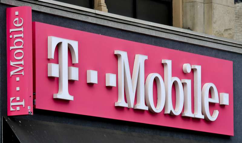 T-Mobile promises consumer benefits if Sprint deal OK'd