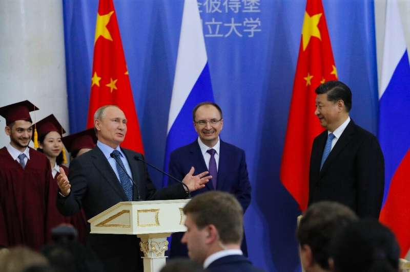 When Russian President Vladimir Putin (L) met with Chinese President Xi Jinping (R) in June, Huawei scored a local contract