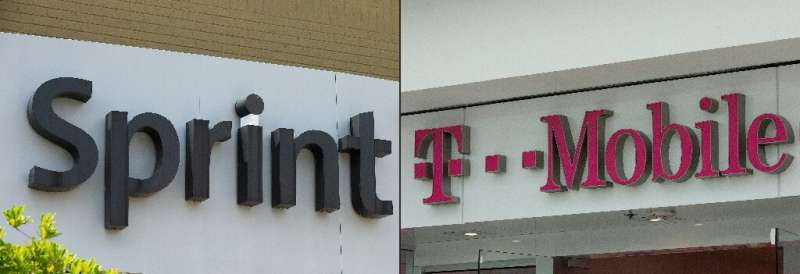 Wireless carriers T-Mobile and Sprint moved a step closer to merging, winning the approval of the Federal Communications Commiss