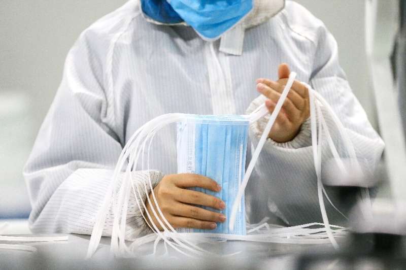 在满负荷生产下，中国的工厂一天只能生产大约2000万个口罩